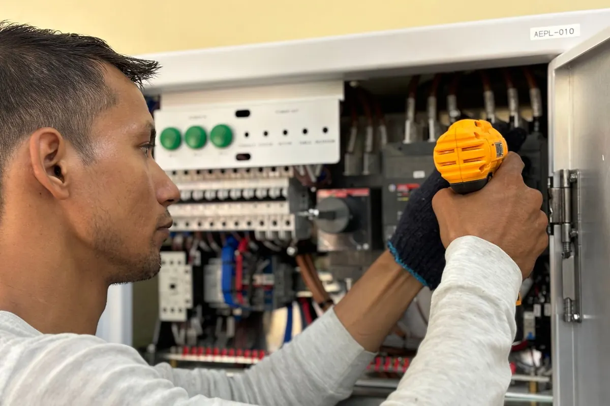 Electricista trabajando en un tablero
